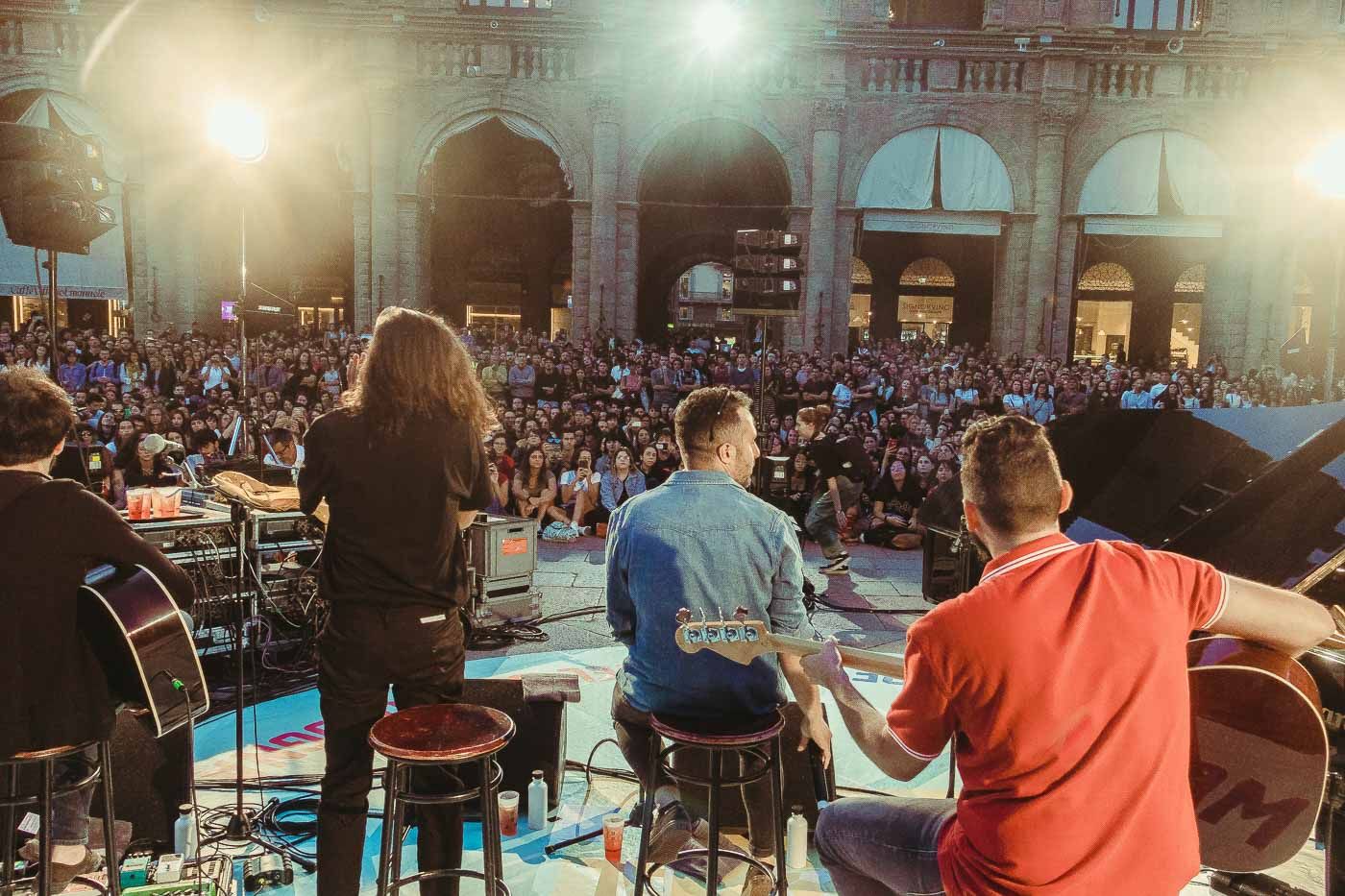 Fast Animals And Slow Kids al tramonto in Piazza Maggiore