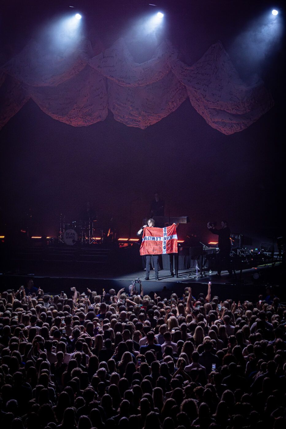 Dean Lewis @ Royal Arena, Copenhagen - Peter Bay Isak x VEZ Magazine